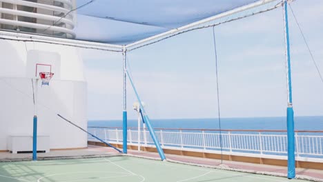 cancha de baloncesto cubierta por la red para proteger una pelota que se perderá en la cubierta de un crucero