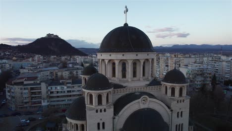 toma aérea, rotación media sobre la catedral ortodoxa en el centro de deva, rumania en una tarde de primavera