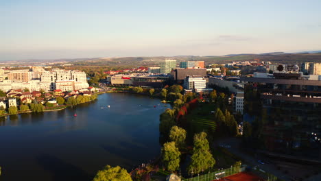 Un-Dron-Aéreo-Disparó-Sobre-La-Ciudad-De-Cluj-napoca,-La-Zona-Del-Centro-Comercial-Iulius,-El-Parque-Iulius-Y-La-Vista-Del-Lago