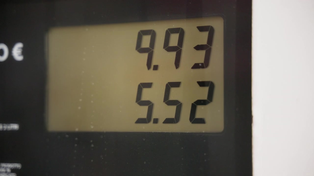 Il contatore della benzina aumenta gradualmente al distributore di benzina