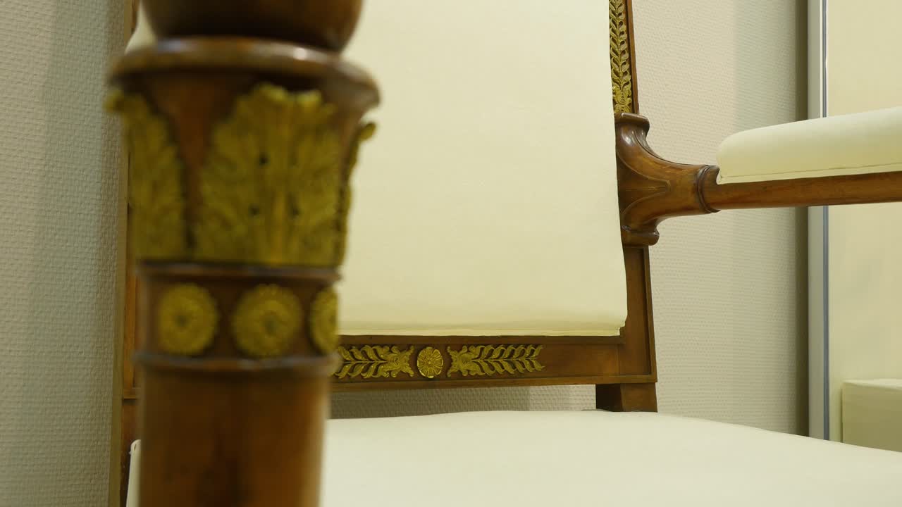 detalle de una silla de madera dorada antigua
