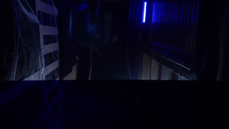슬로우 모션:할로윈 동안 검은 조명과 스트로브, 마네킹, 해골, 광대, 사악한 토끼, 으스스한 디자인으로 소름 끼치는 유령의 집 내부