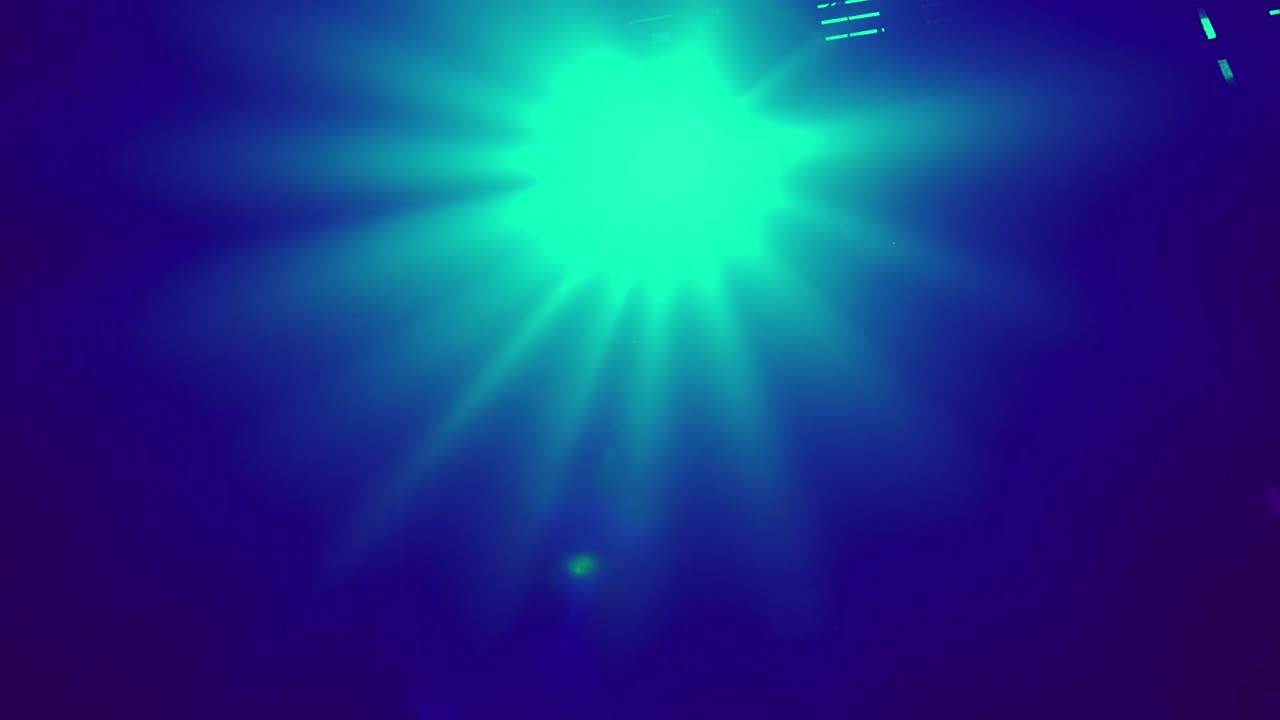 luz de ponto para discoteca ou concerto brilhando diretamente em direção à câmera