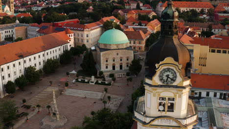 Vista-Aérea-De-La-Mezquita-De-Pasha-Qasim-Ubicada-En-El-Centro-De-La-Plaza-Principal-De-Pécs,-Hungría---Retirada-De-Drones