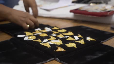 adornos de oro marcados con etiquetas de código de barras, enfoque selectivo