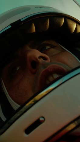 astronauta cansado con casco respirando pesadamente en una roca en un planeta hostil