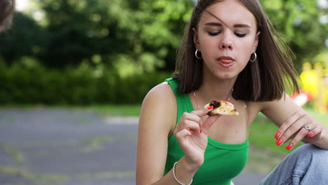 chica adolescente almorzando al aire libre