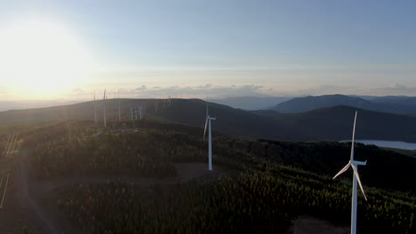grandes turbinas eólicas que generan electricidad al atardecer