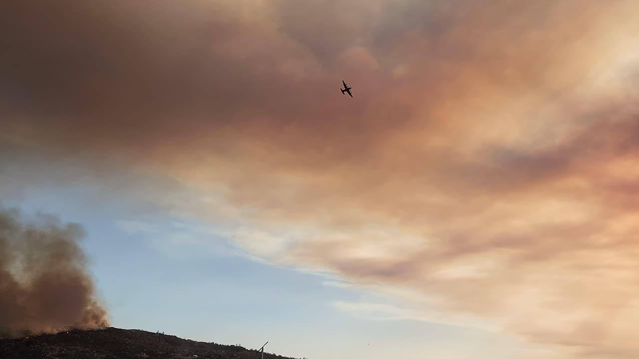 avioneta volando sobre incendios forestales extinción de incendios aérea