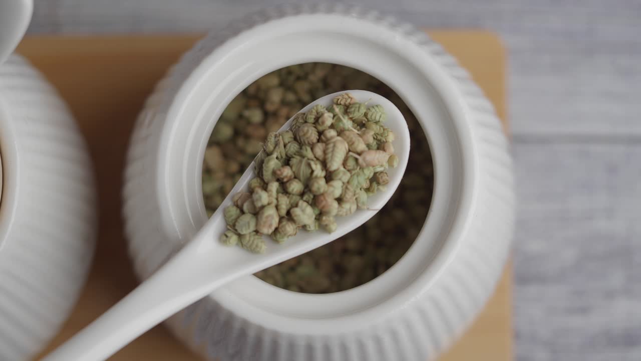 Origano essiccato in un cucchiaio