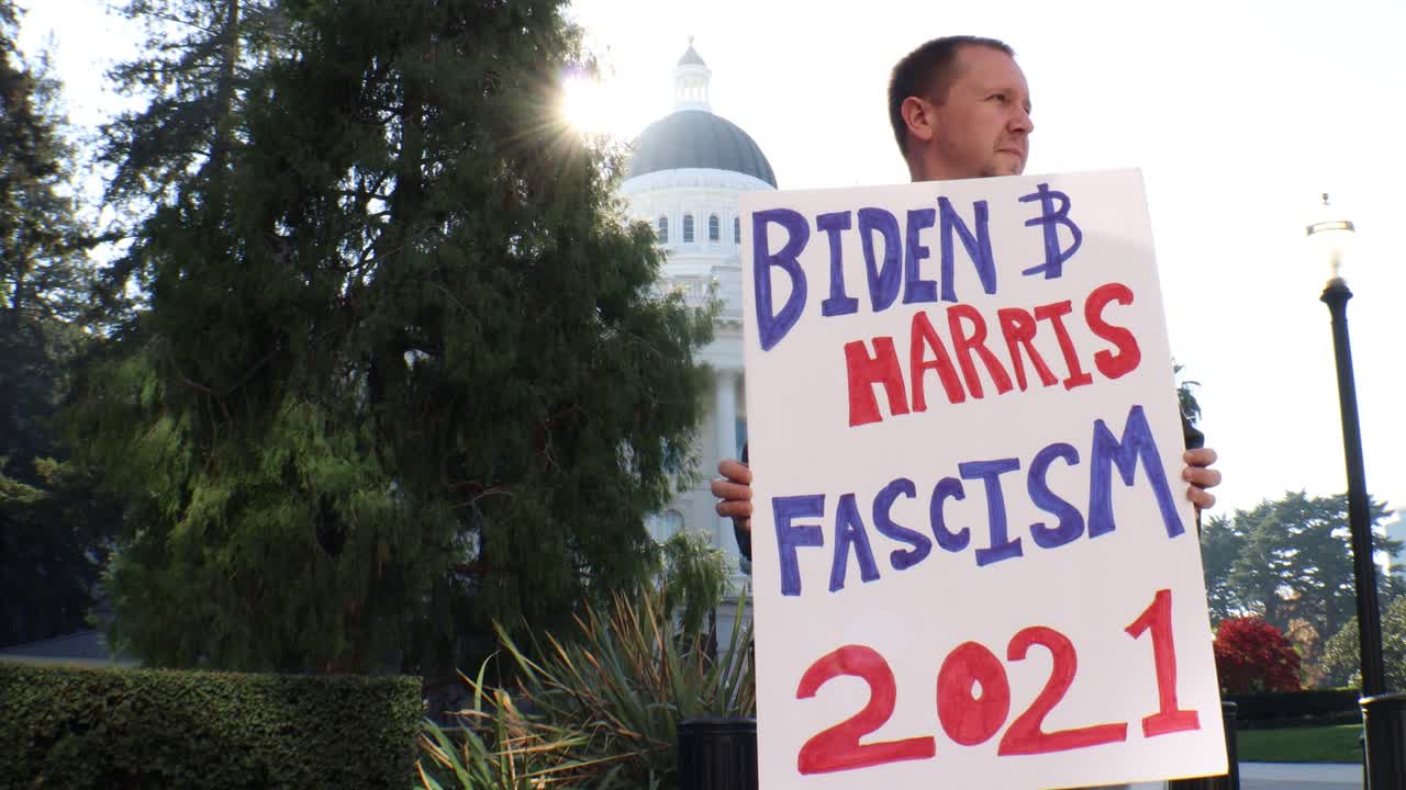 мужчина политический протестующий с надписью biden harris fascism 2021