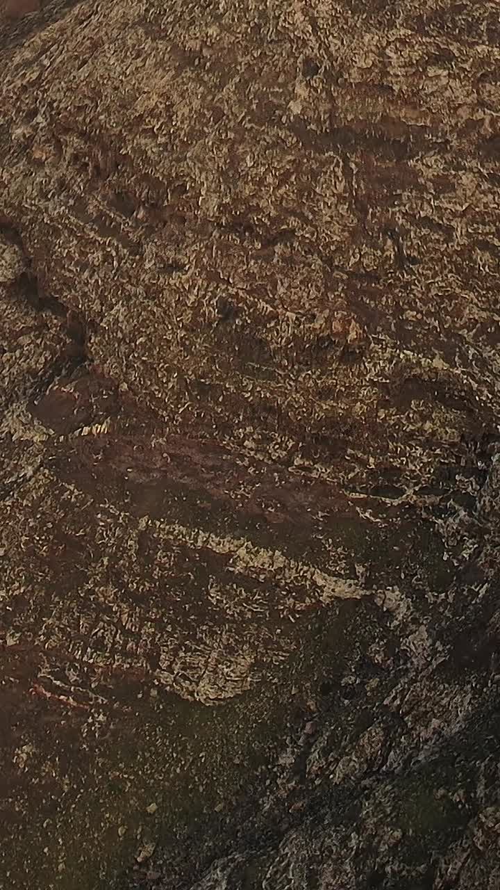 Gedetailleerde geologische lagen van een vulkanische helling.