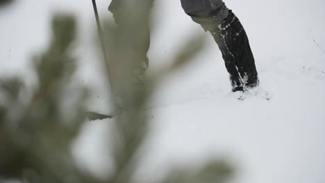 Tiro-Con-Arco-Caza-De-Alces-En-La-Nieve-En-Montana-En-Octubre-Durante-Una-Tormenta-De-Nieve