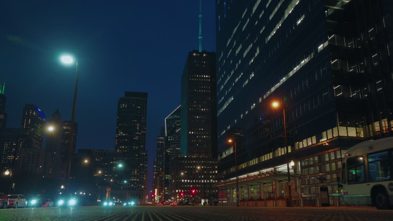 Uma tomada dinâmica em ângulo alto capturando veículos de passageiros apressados atravessando uma ponte basculante de aço no centro de Chicago ao anoitecer na cidade