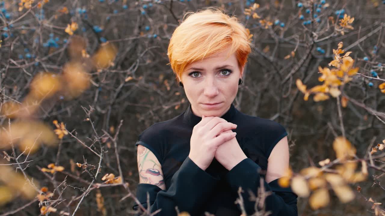 retrato de una mujer triste y cansada mirando a la cámara