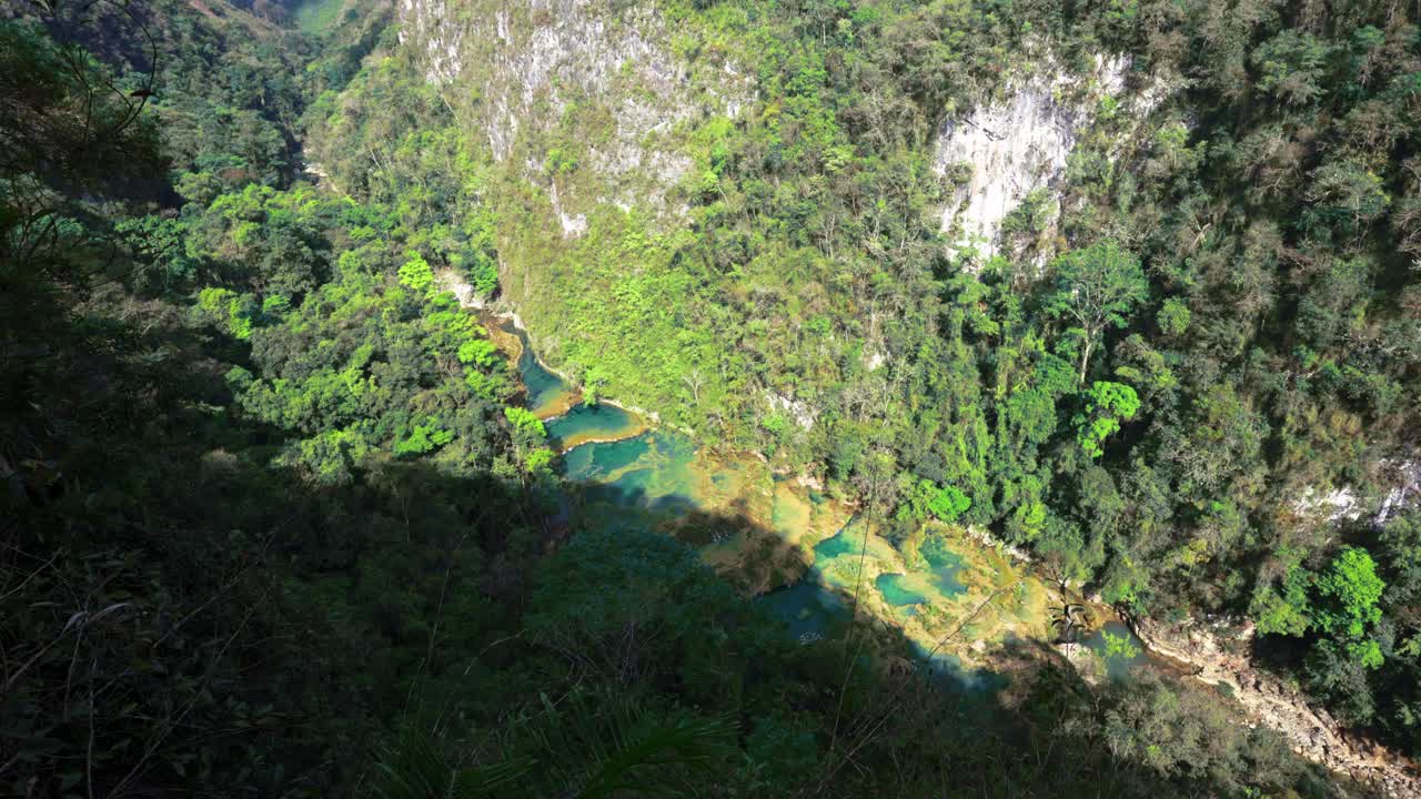amplio punto de vista panorámico de semuc champey y el valle en lanquín, guatemala