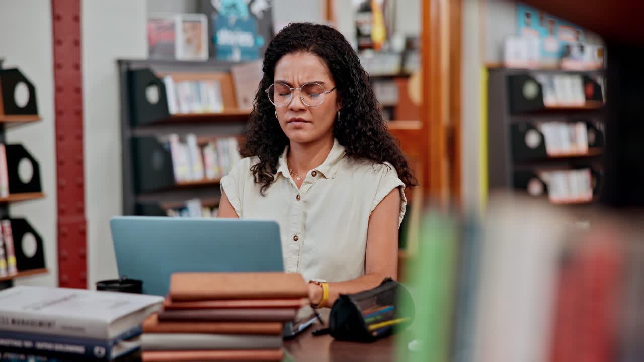 mujer con dolor de hombro o cuello mientras estudia en la biblioteca