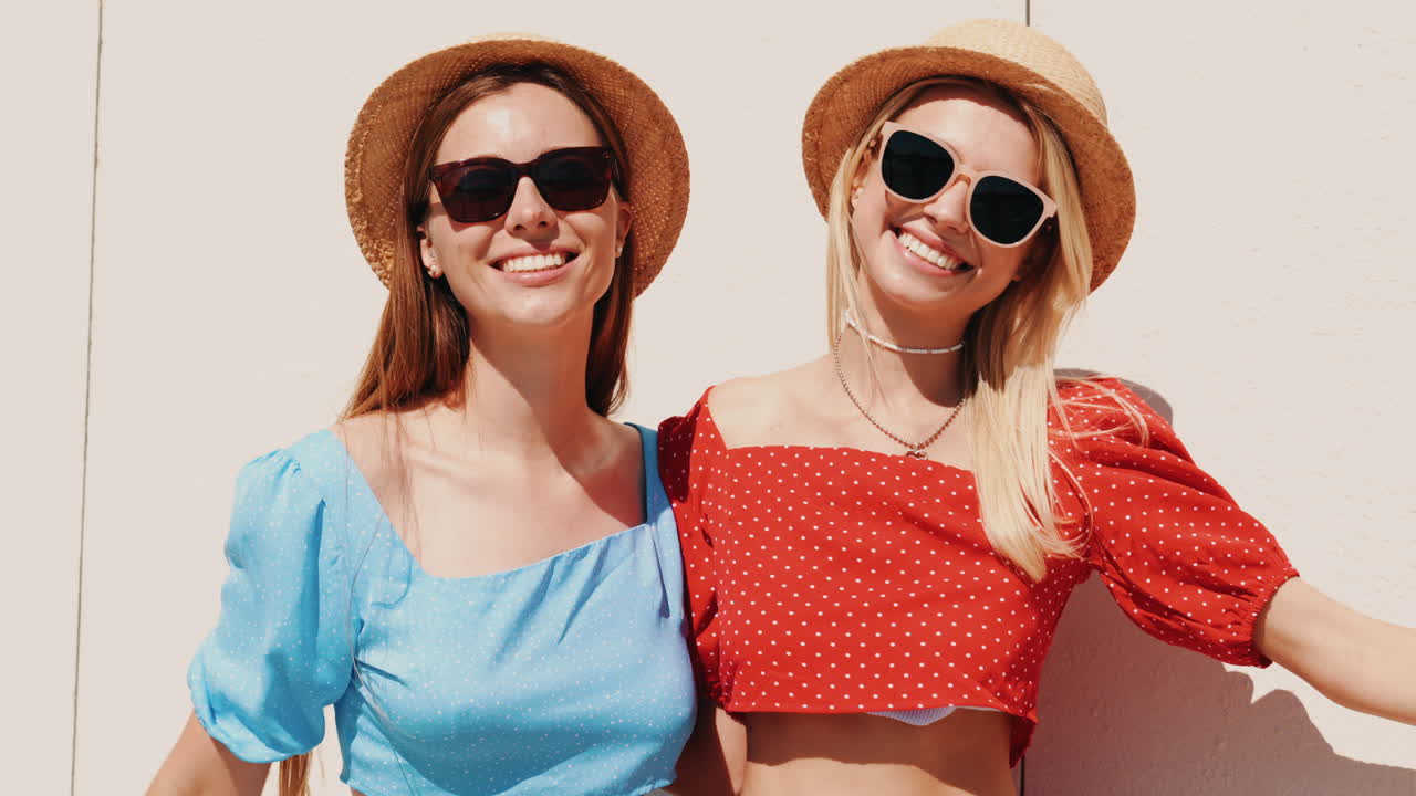 여름 패션과  모자를 입은 두 여성