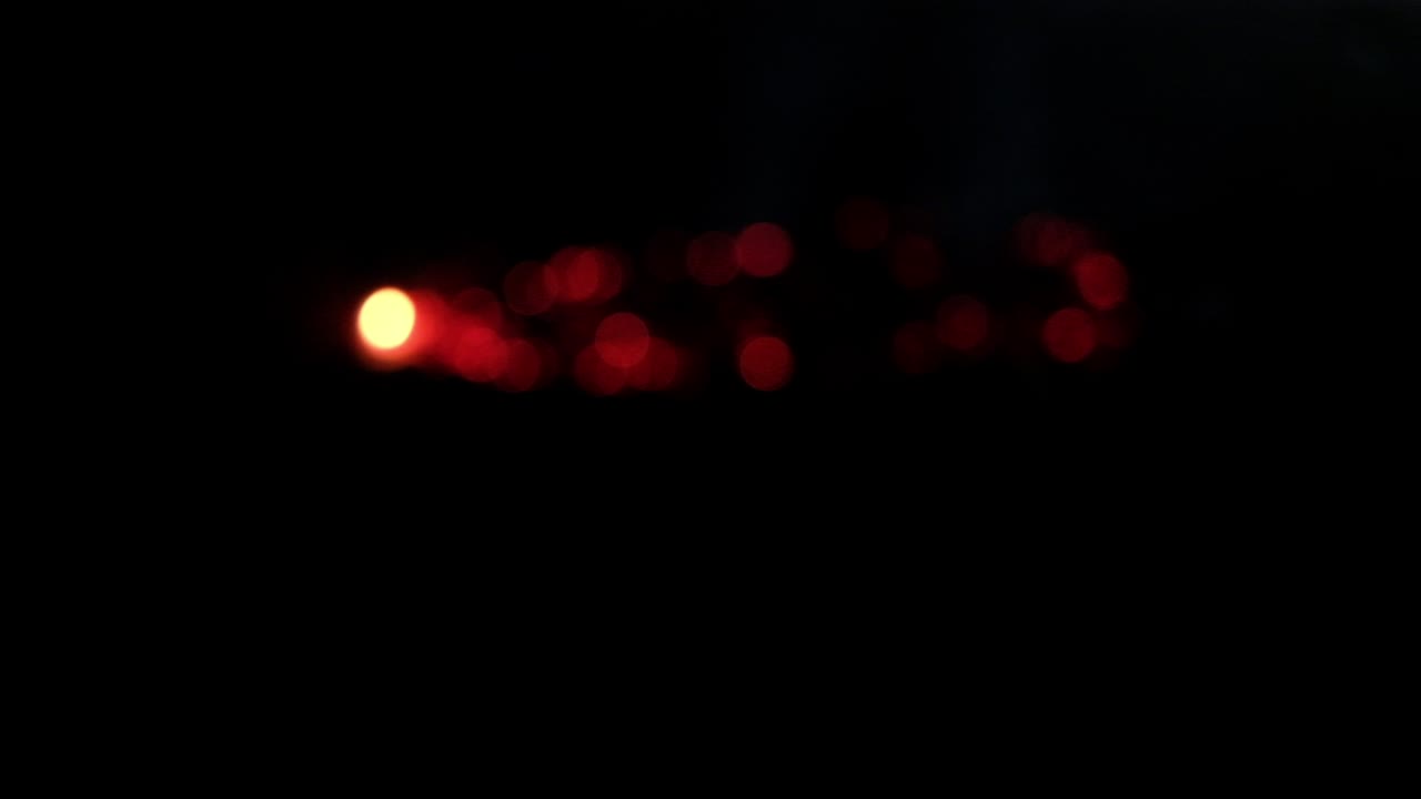 초점을 잃은 불은 어두운 곳에서 사라집니다.