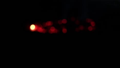 el fuego desenfocado se desvanece en un lugar oscuro