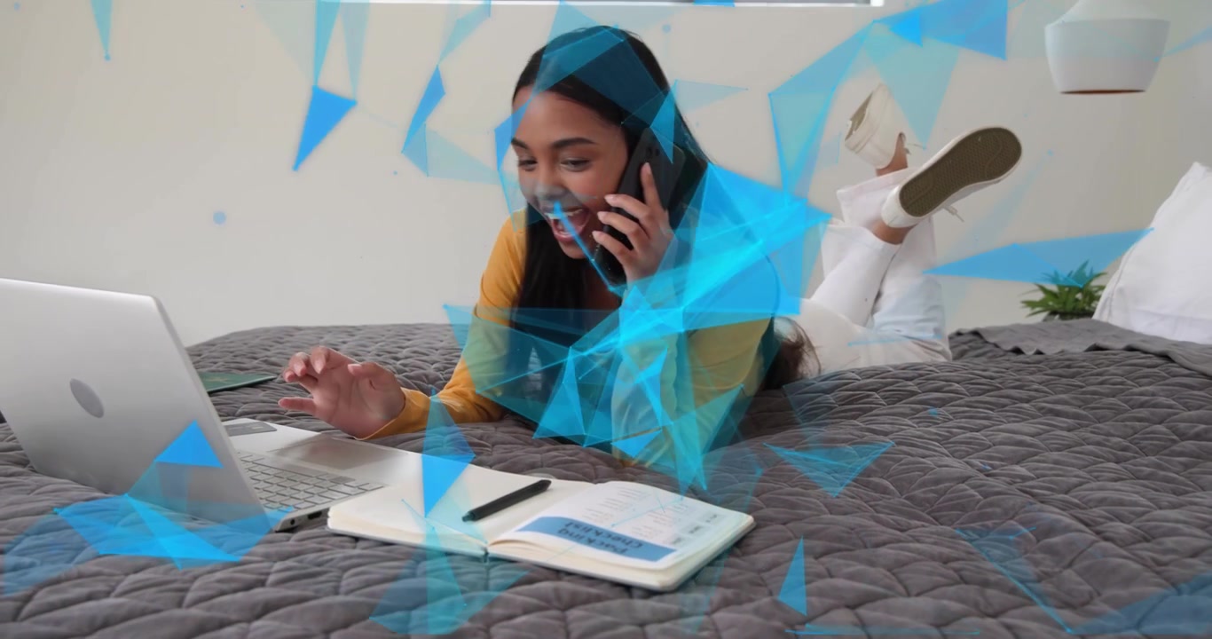 Kvinde starter bærbar computer, tjekker telefon, ringer og noterer til studie med blåt trekant-overlay over scenen