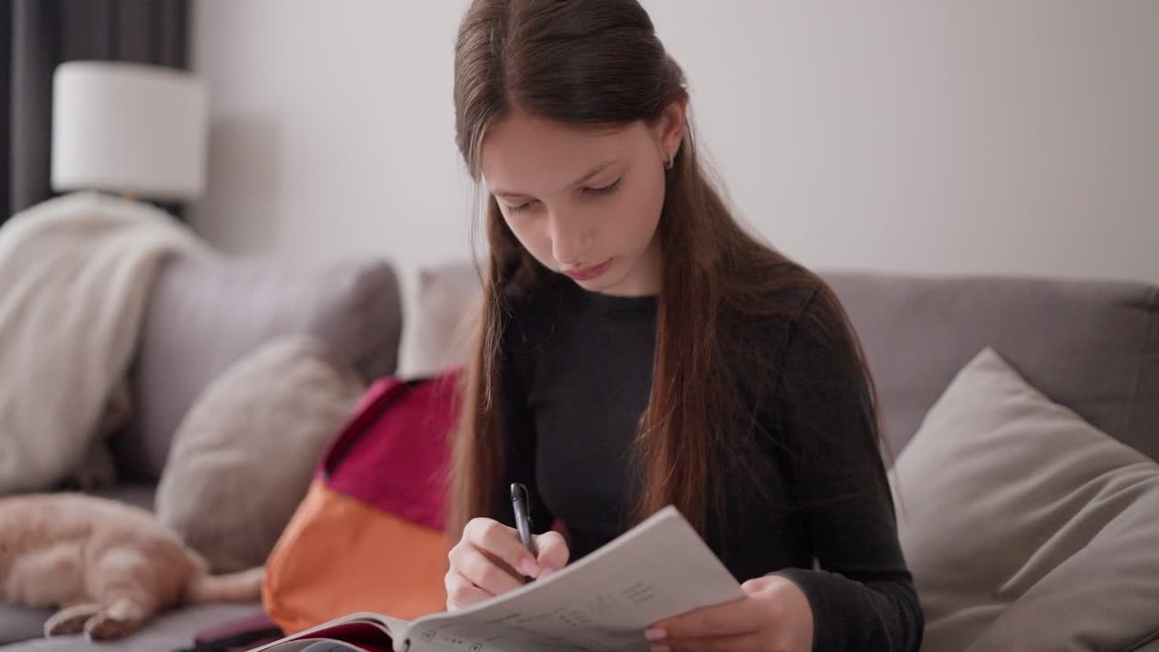 una adolescente que estudia en casa