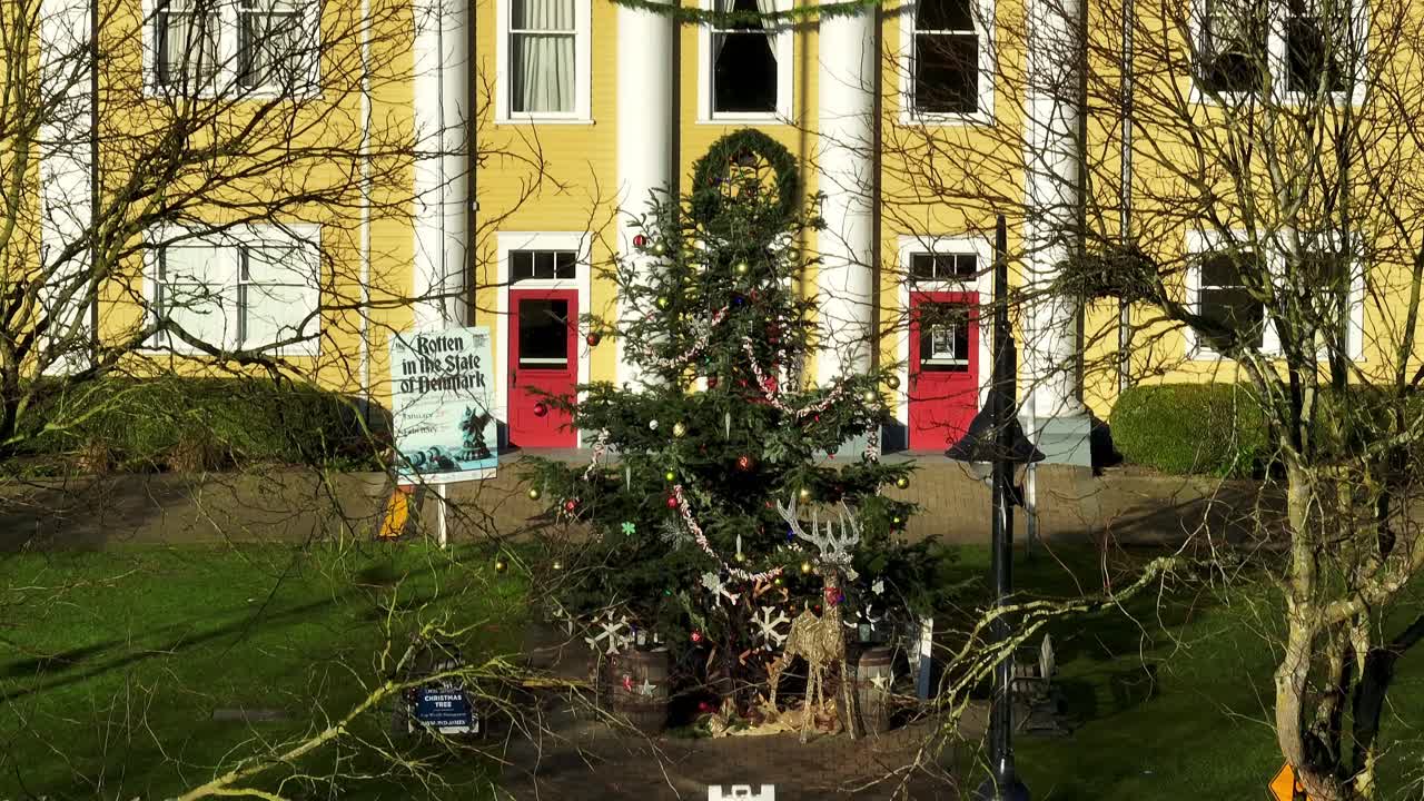 캐나다 랭글리 타운십 (langley township) 의 크리스마스 트리 (christmas tree) 와 함께 포트 랭클리 커뮤니티 홀 (fort langley community hall) 건물 장식.