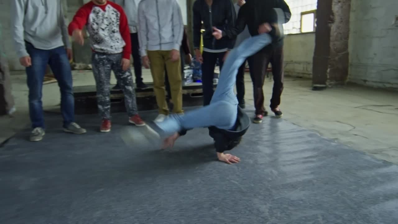 un muchacho tratando de hacer breakdance.