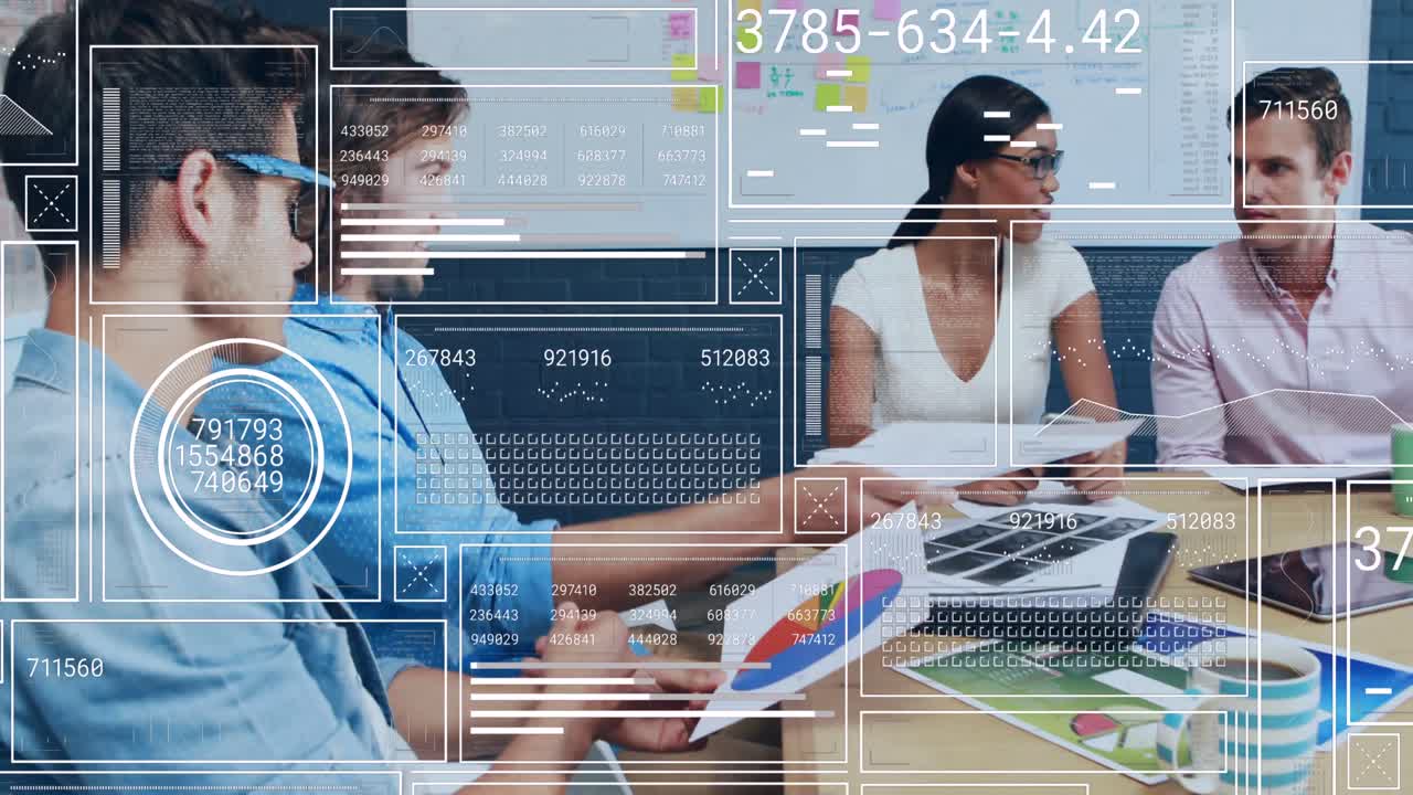 animación de la interfaz con el procesamiento de datos sobre diversos colegas estrechando la mano en la oficina.