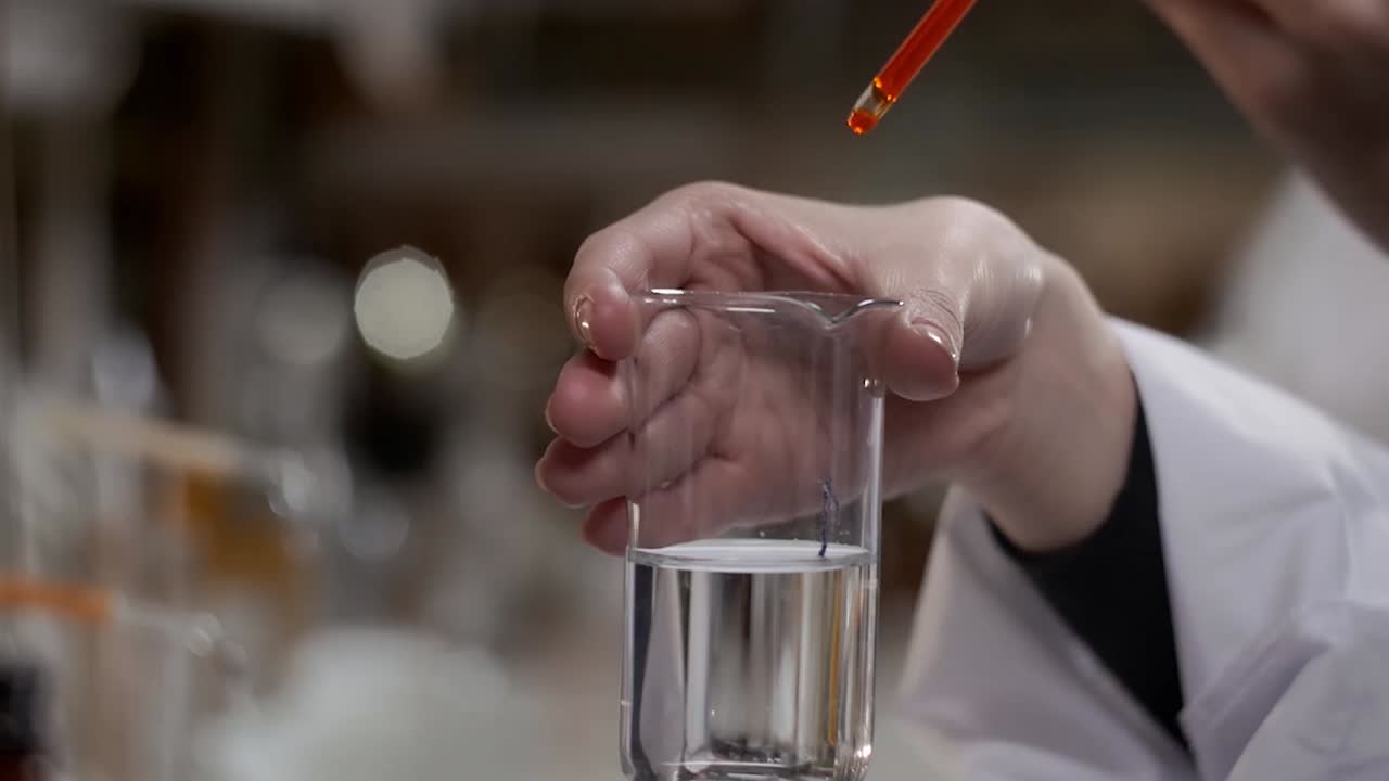 experimento científico con líquidos en vaso