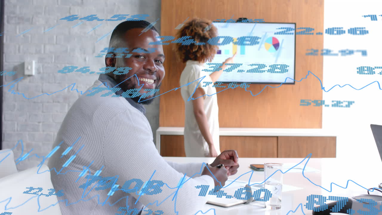 elaborazione dei dati su felice afroamericano occasionale uomo d'affari in ufficio presentazione