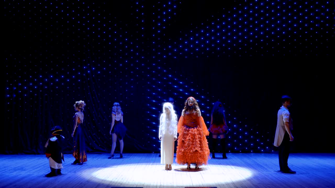 dos chicas con apariencia inusual singh canción triste sobre sus duras vidas extrañas