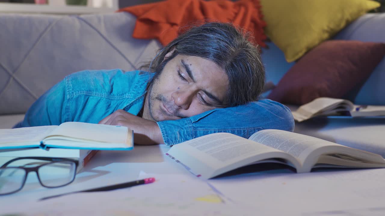 el hombre de negocios perezoso no quiere trabajar en casa, está abrumado.