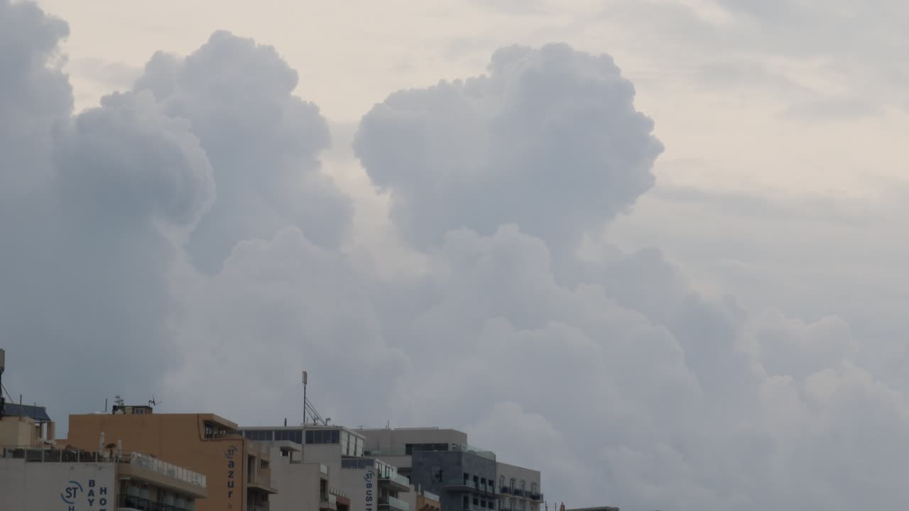 nubes oscuras antes de la tormenta en la ciudad