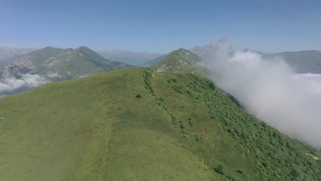 Ubicación-De-Toma-Aérea-De-Drones-Montaña,-Clima-Soleado-Y-Movimiento-De-Abajo-Hacia-Arriba