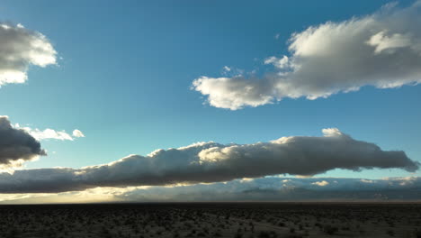 enormes nubes estratocúmulos dan sombra al desierto de mojave al atardecer - vista aérea