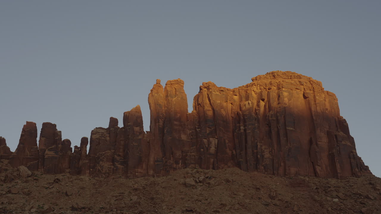 el amanecer el lapso de tiempo de la luz golpeando las rocas rojas en el desierto de moab utah