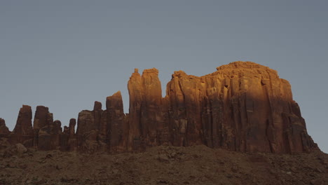 el amanecer el lapso de tiempo de la luz golpeando las rocas rojas en el desierto de moab utah