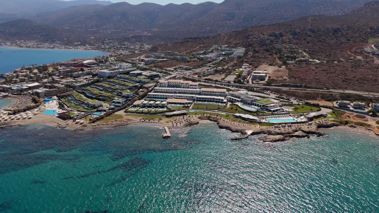 vista aérea de la costa de creta con hoteles de lujo en chersonissos, grecia