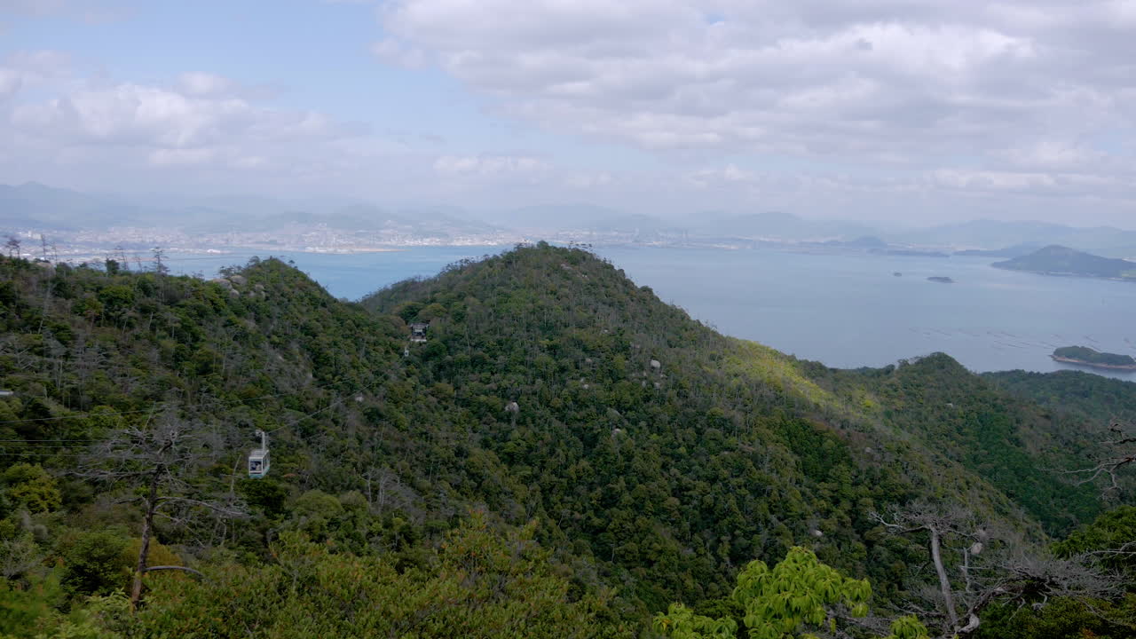 vista de las montañas de miyajima desde el teleférico