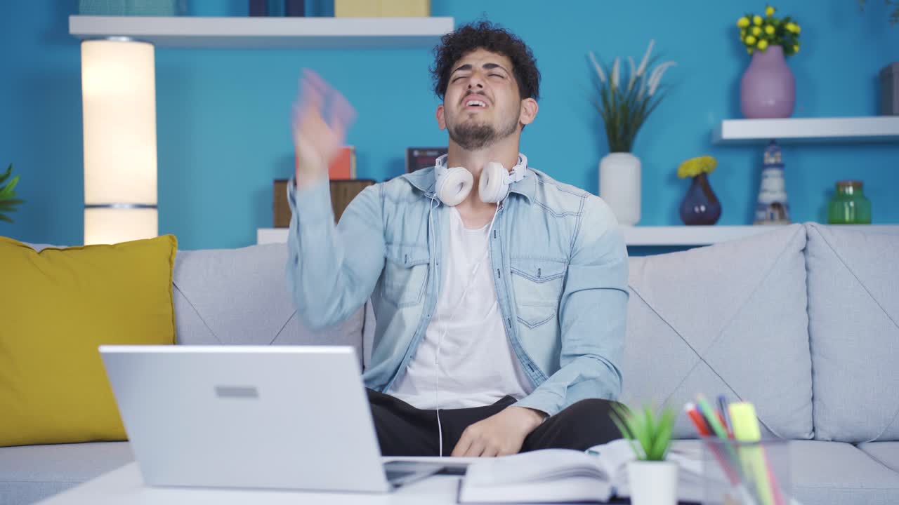 joven con mal olor en casa.