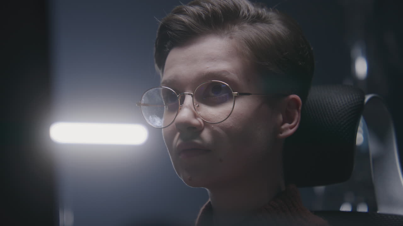 mujer trabajando en la computadora