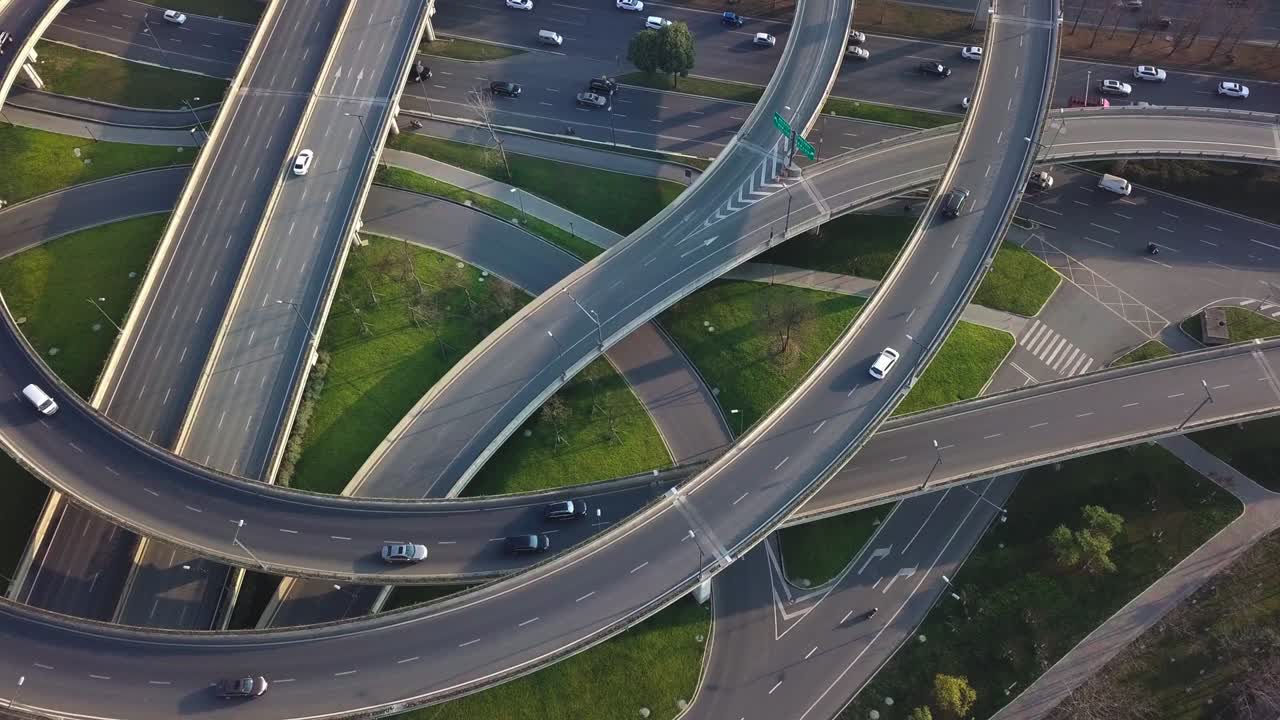 중국의 대도시 두 (chengdu) 의 고층 도로와 교통 교차로의 위쪽 아래 각도 항공 드론 뷰.