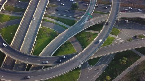 ángulo superior hacia abajo vista aérea de drones de carreteras elevadas y cruces de tráfico en la metrópolis china de chengdu durante un día soleado. diseño de construcción moderna de vías de tráfico para evitar atascos de tráfico, muchos automóviles