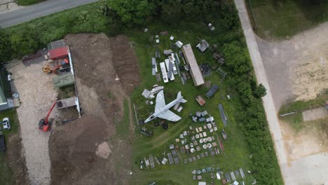 vista descendente de arriba hacia abajo hacia el avión militar hawker hunter rodeado de partes en tierras de cultivo en gloucestershire