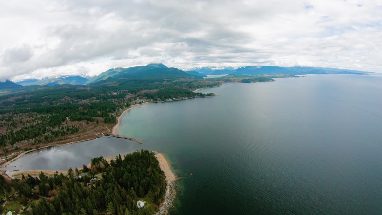 estuario que desemboca en las aguas costeras de bc - perspectiva aérea