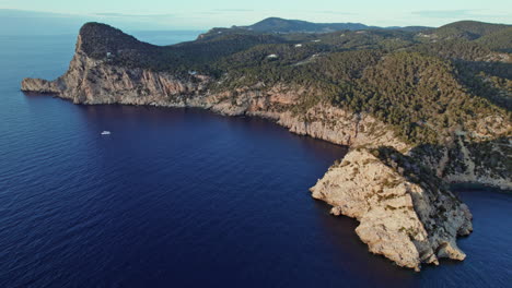 Panorámico-Aérea-Para-Cala-Salada-Cueva-Beach-On-Sant-Antoni-De-Portmany-In-Ibiza,-Spain