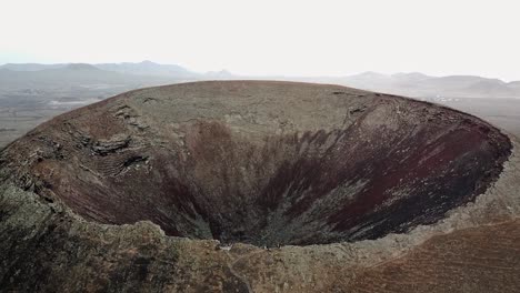 Imágenes-Aéreas-De-Aves-Del-Cráter-Volcánico-Calderón-Hondo-Y-Un-Agujero-Aproximadamente-Circular-En-El-Suelo-Causado-Por-El-Volcán