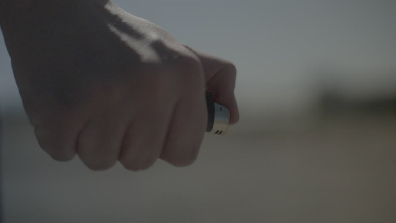 mano sosteniendo un encendedor