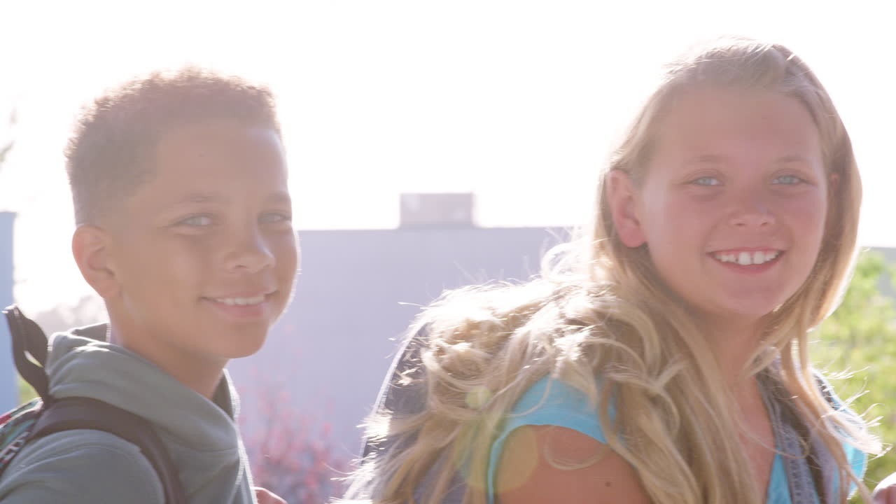 한 무리의 초등학교 아이들이 줄지어 서서 미소 짓고 있습니다.